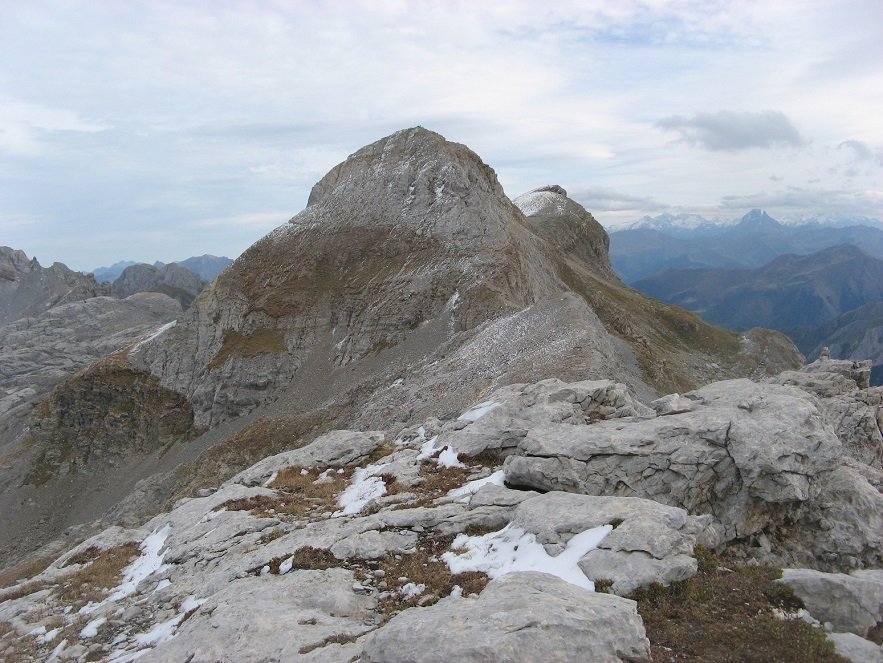 Hiru erregeen Mahaia, Table, Ossau, tontorretik