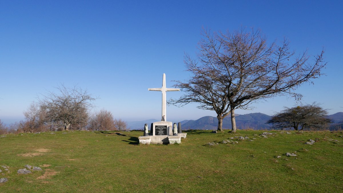 Gurutzea gainean. Loatzo.