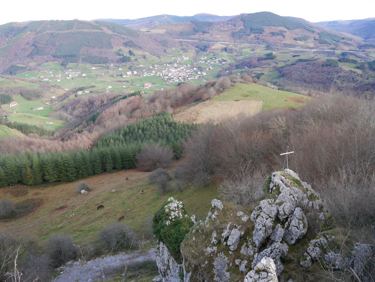 Berastegira begira dagoen gurutzea