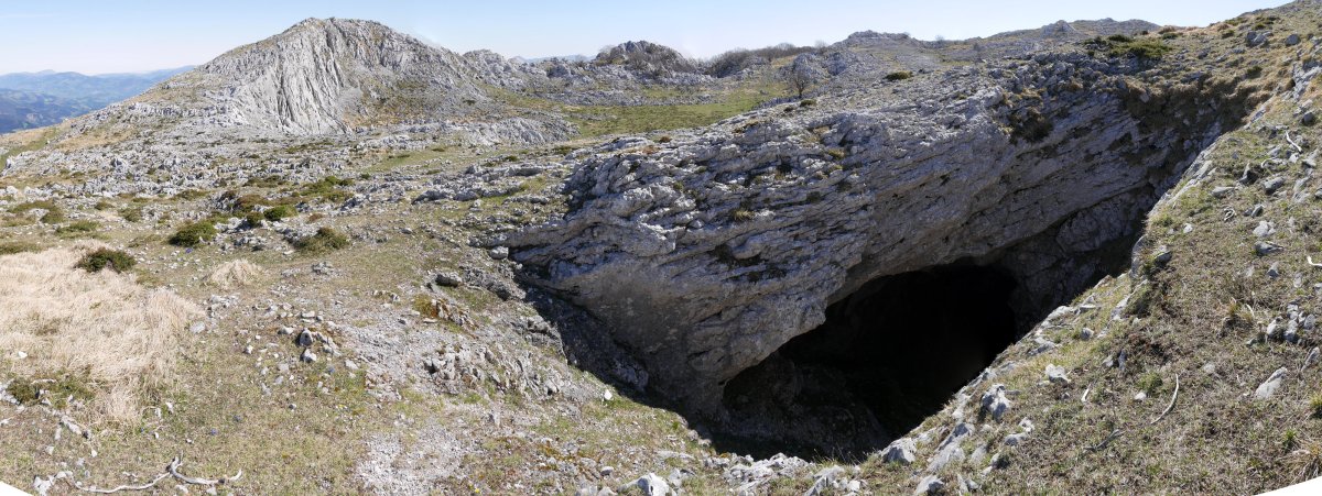 Aratzelai sarrera, hondoan Mailukate ikusten dela