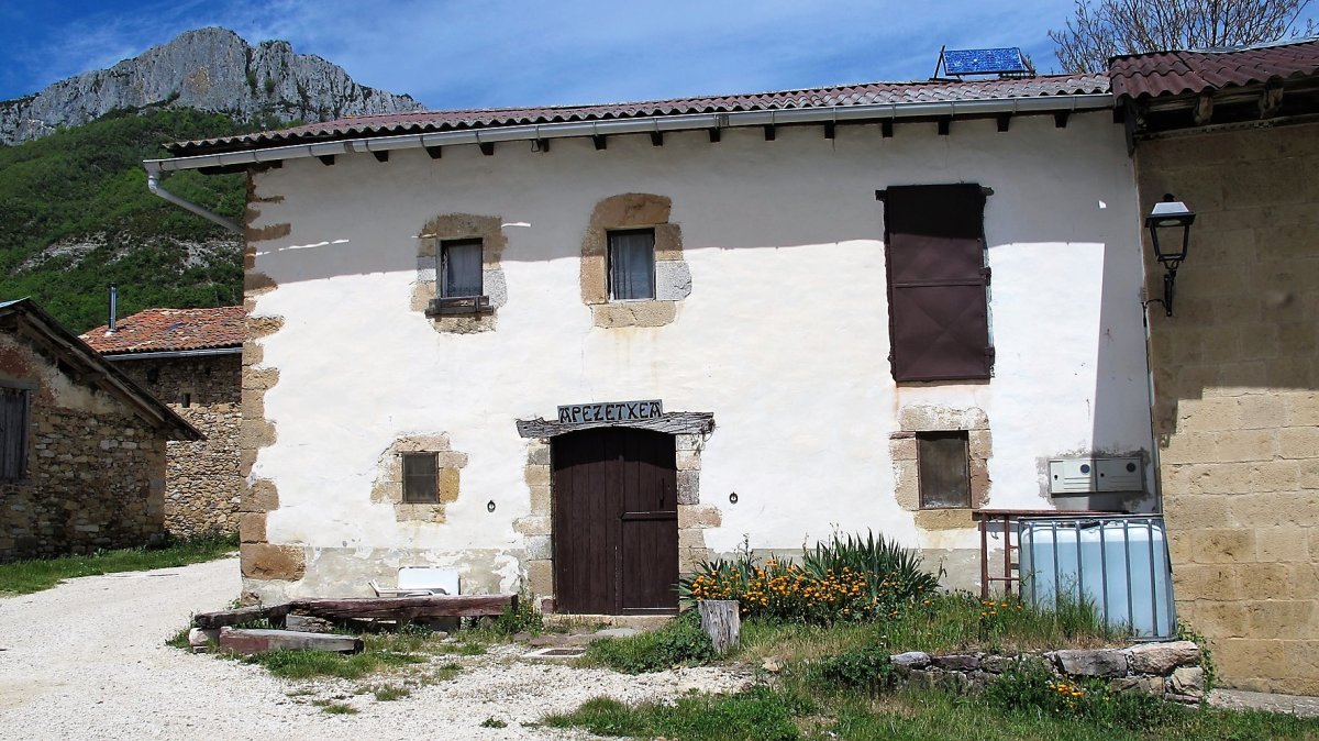 Apezetxea etxea, Urdirotz-Artzibar