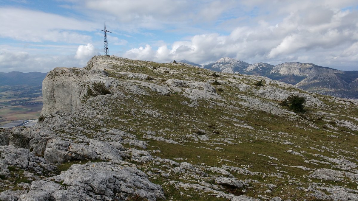 Mirutegi tontorra mendebaldetik, atzean Aratz mendia