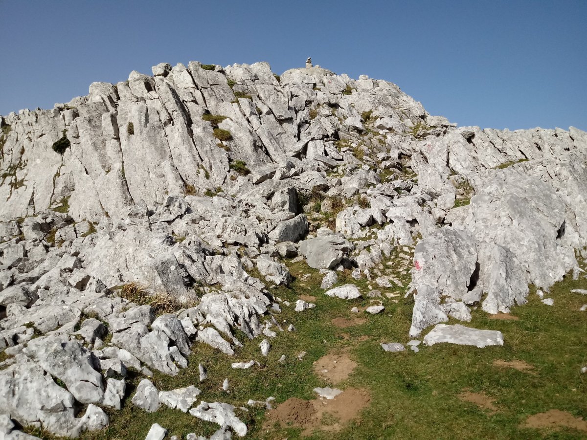 Hirumugarrieta (Intzako Dorrea) (1431m) azken metroak ekialdetik