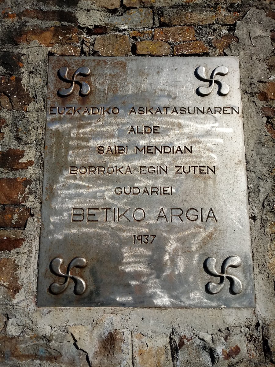 Saibigain (954m) Gudarien omenezko plaka