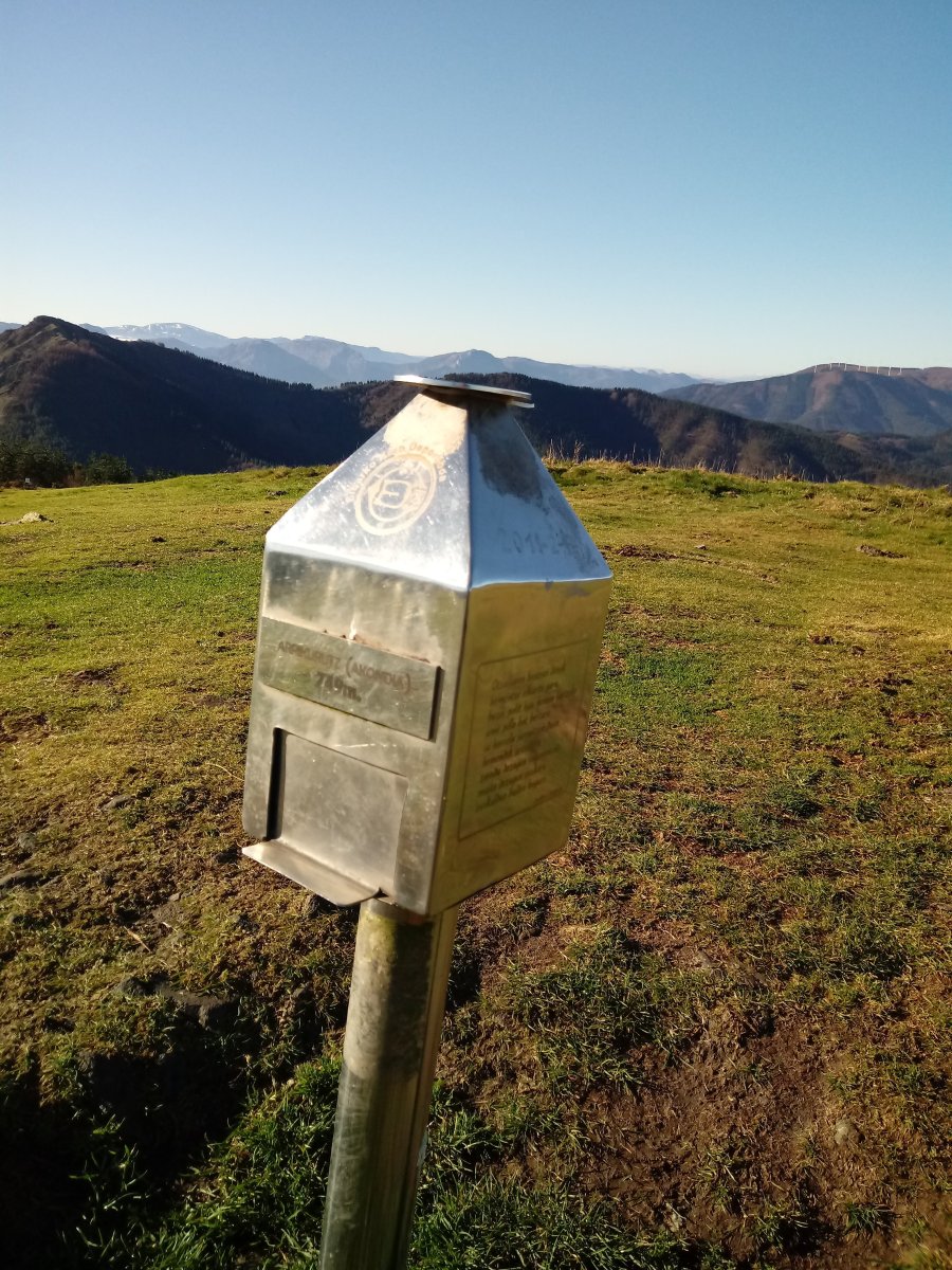 Arrikurutz (749m) tontorreko postontzia