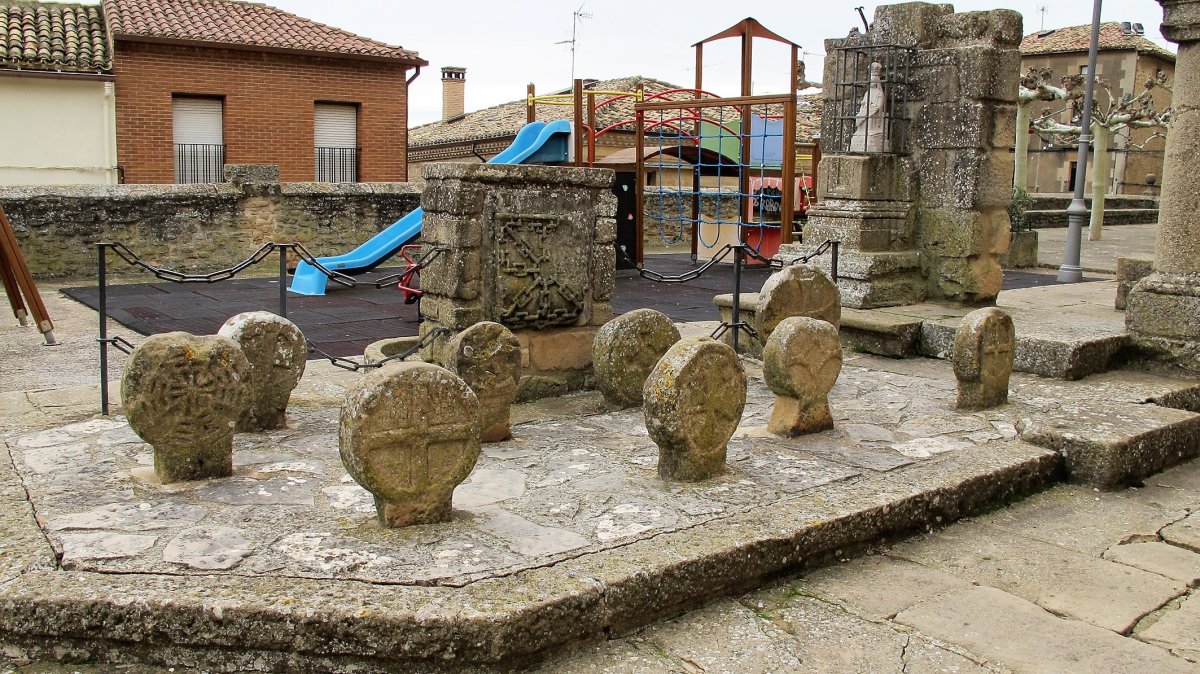 Hilarriak eliz atarian, Arroitz