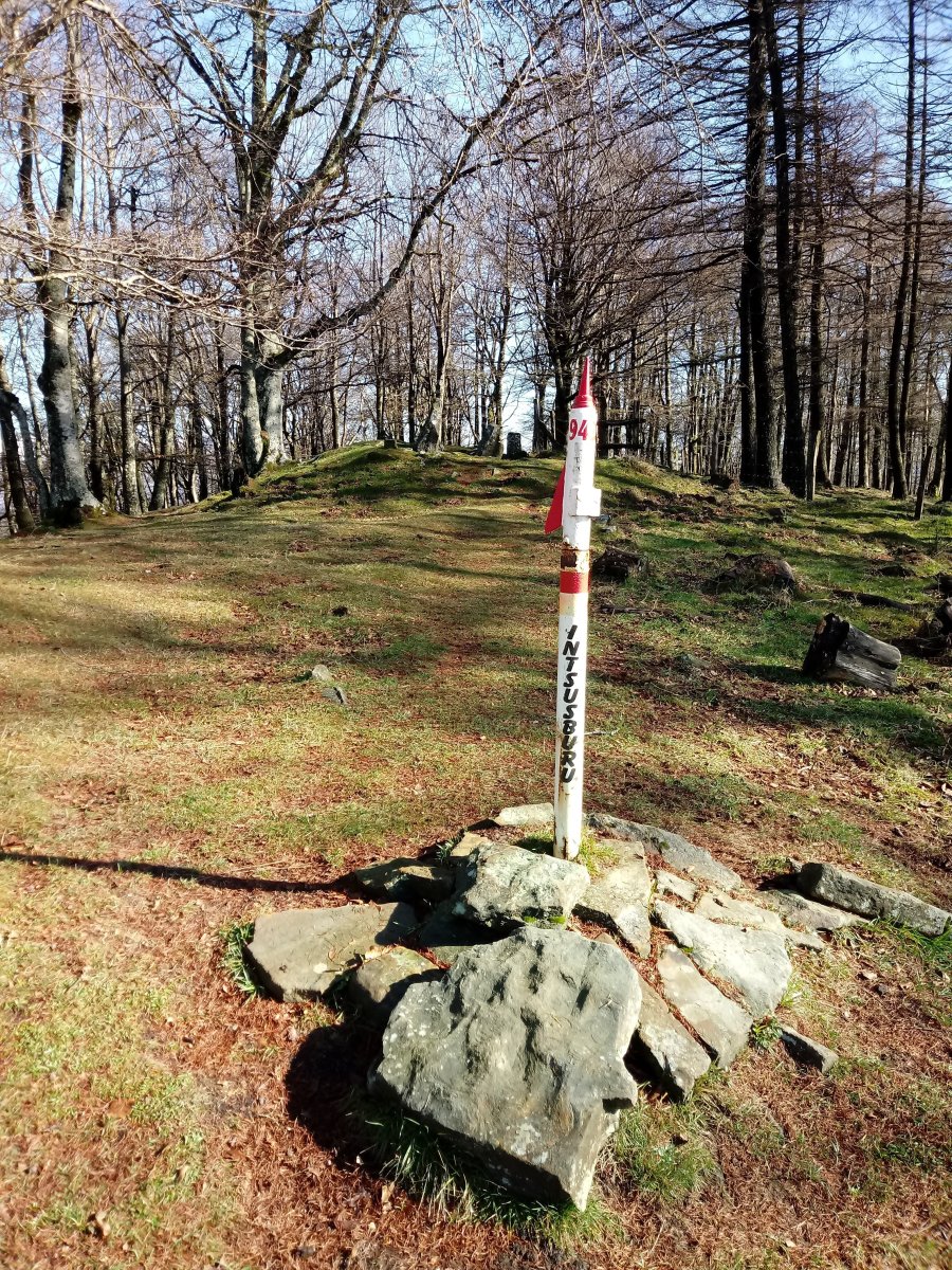 Intsusburu (942m)  tontorra eta postontzia