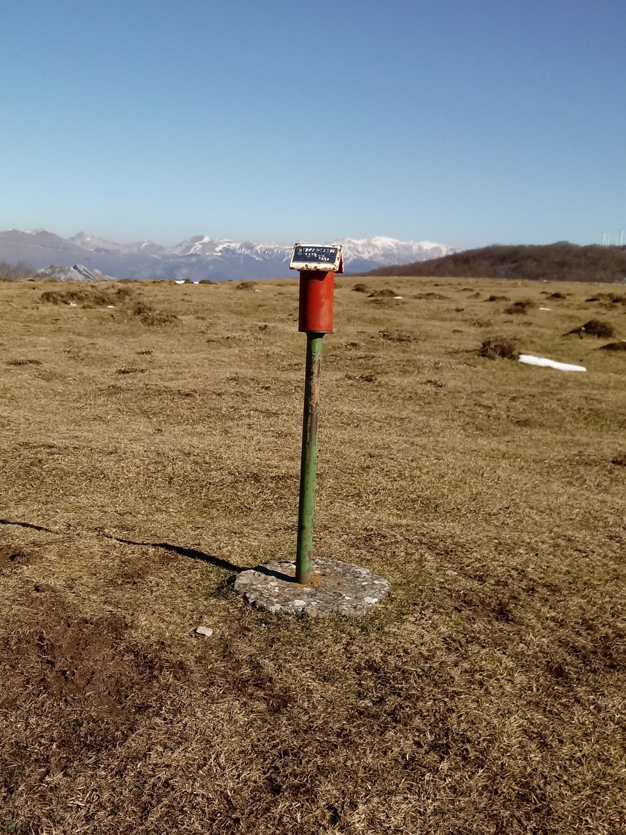 Bizkarlatza (1095m), tontorra eta postontzia