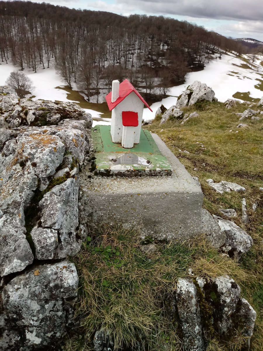 Peruaitz (1228m), tontorra eta postontzia