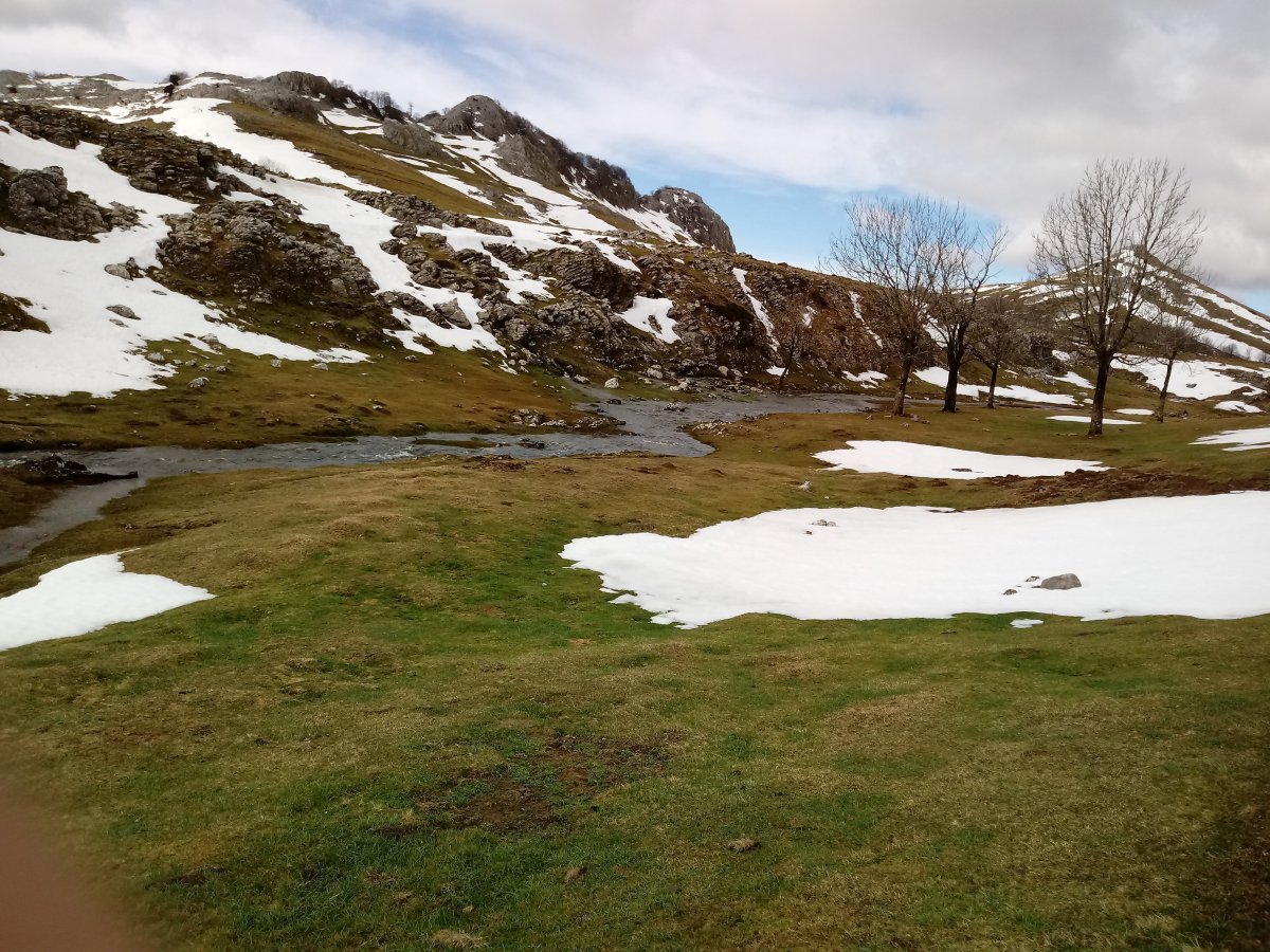 Urbia erreka, atzean Zabalaitz