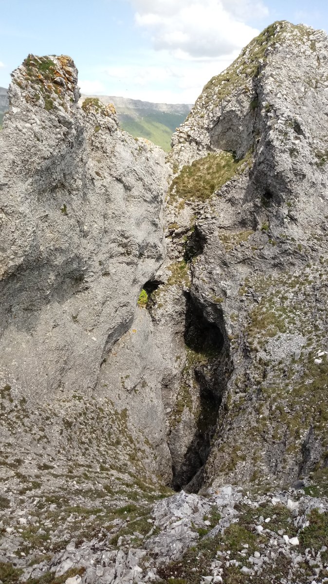 Haitzuloa Saratsa inguruan