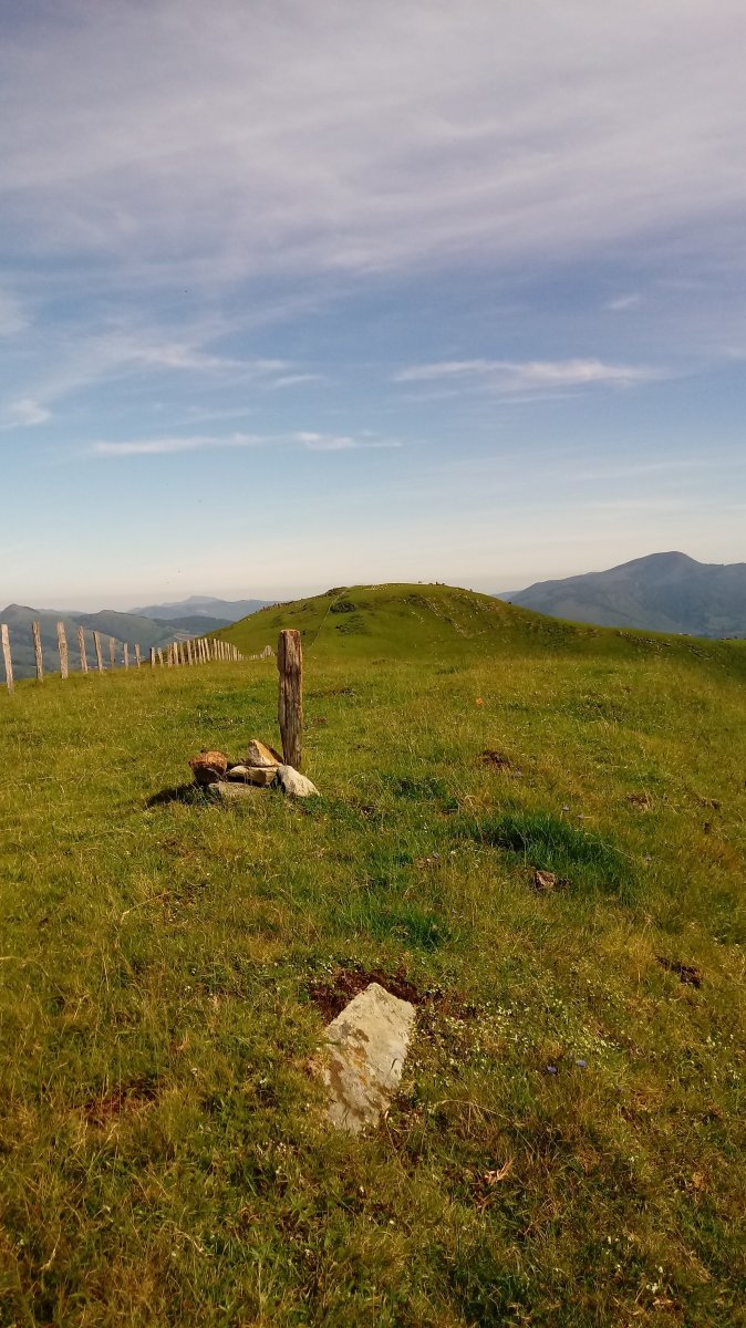 Asundegiko Gaina (1151m) eta Behordegi (1149m) atzean