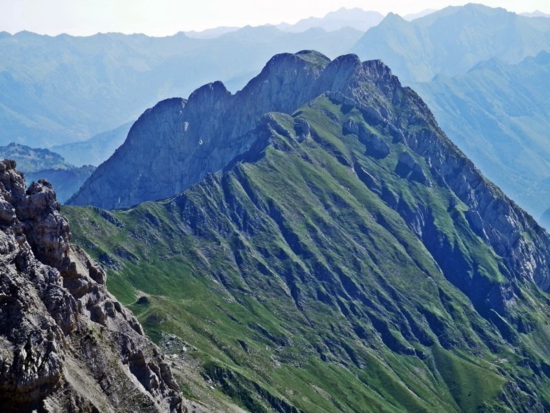 Hiru Erregeen Mahaiatik