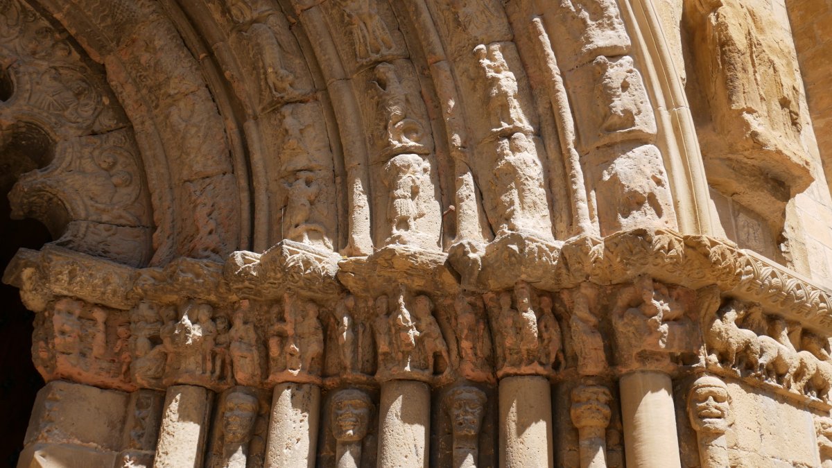 Santiago eliza, Gares