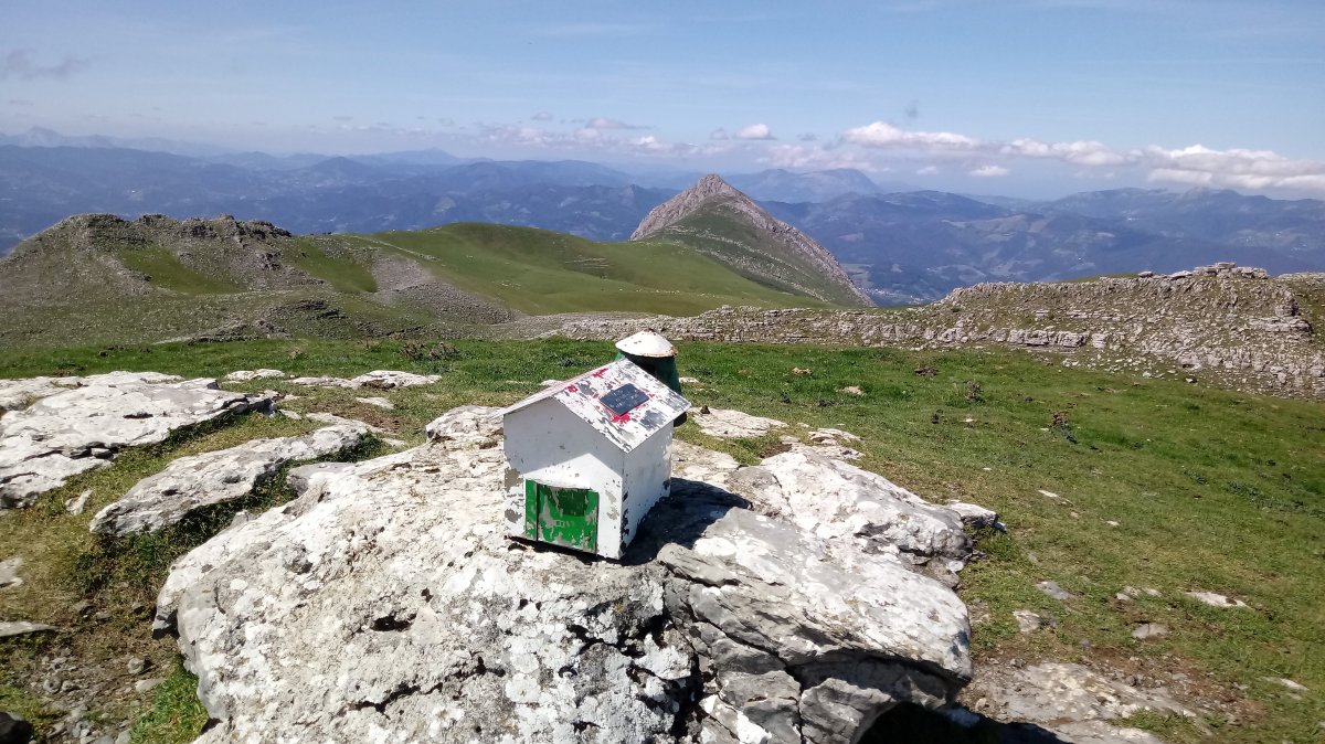 Ganboa tontorra (1413m), postontzia, atzean Txindoki (1342m) eta hegaletan Ganboa Txiki (1377m) eta Zealar (1401m)