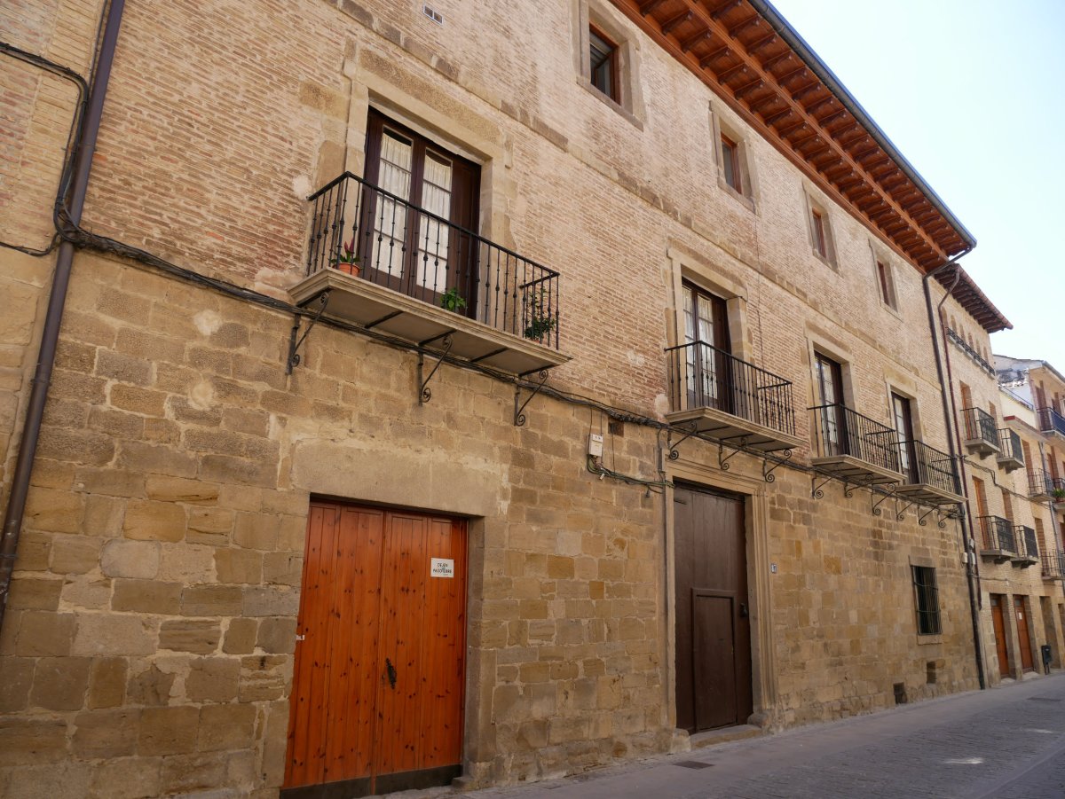 Kale Nagusiko etxea, Gares