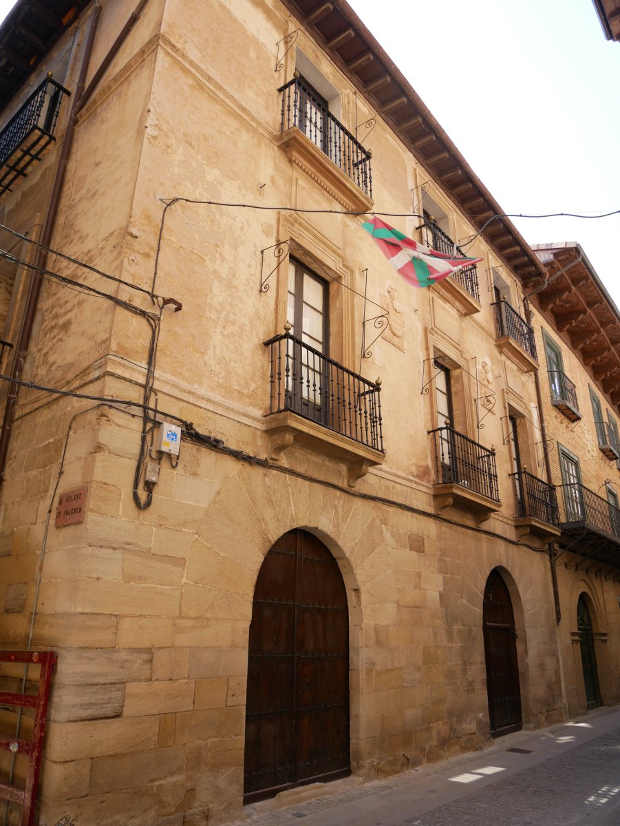 Kale Nagusiko etxea, Gares