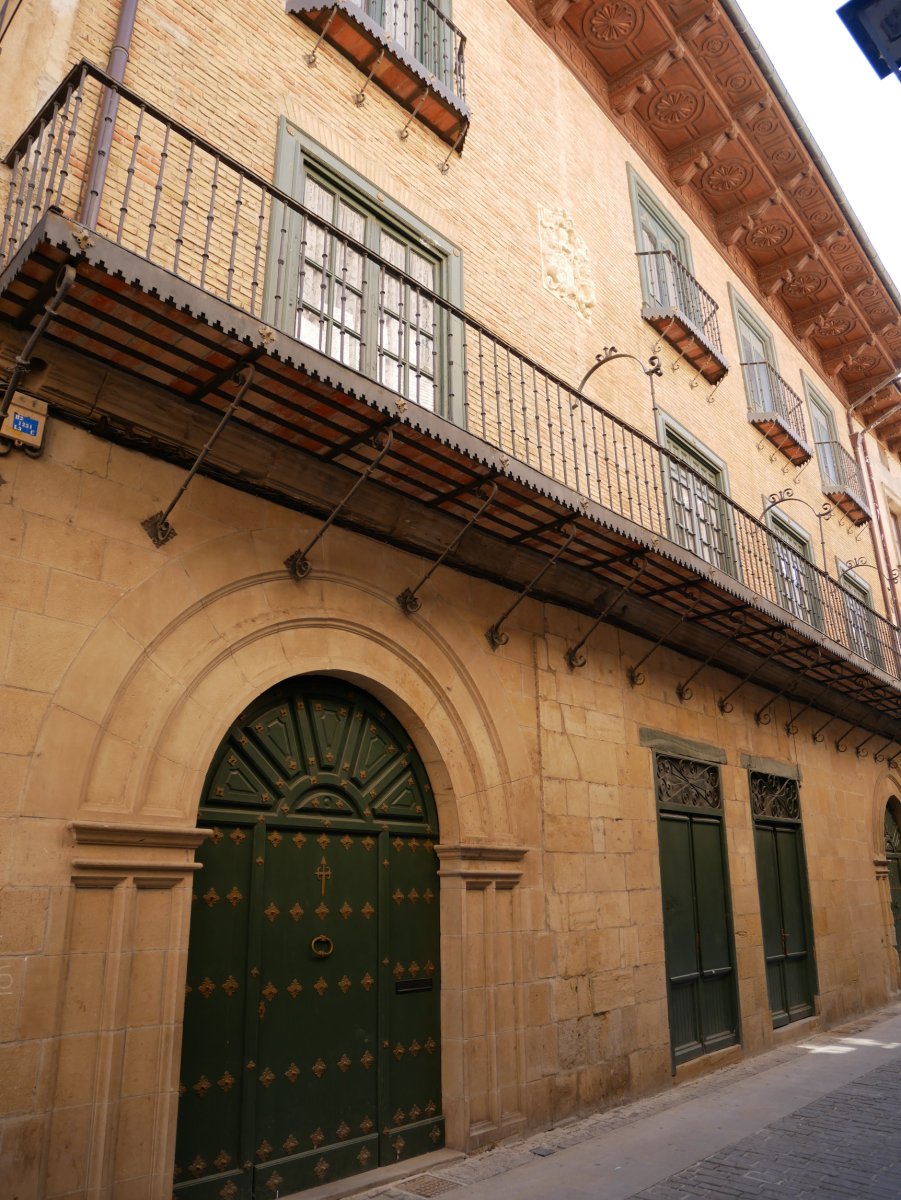 Kale Nagusiko etxea, Gares