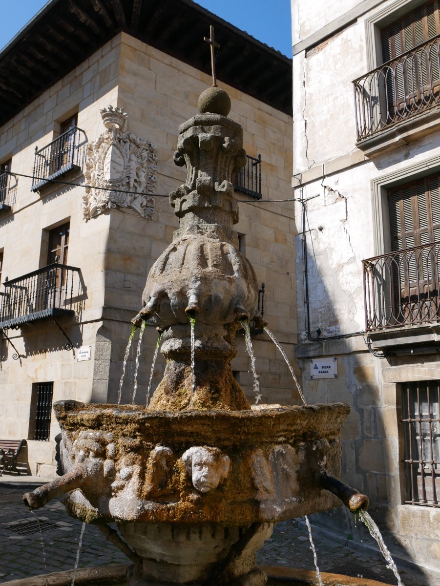 12 tutuko iturria, Leintz Gatzaga