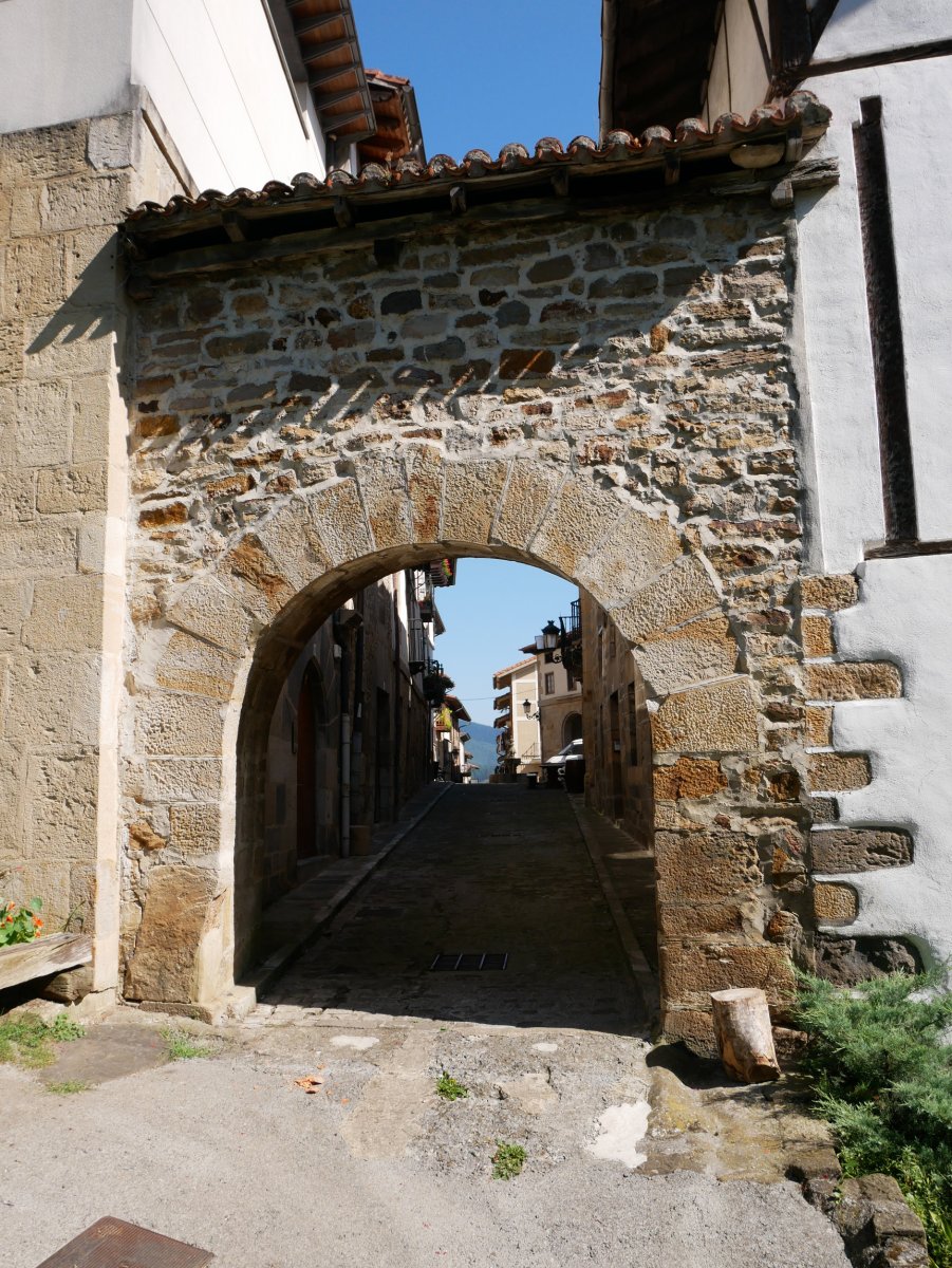 Hegoaldeko portalea, Leintz Gatzaga