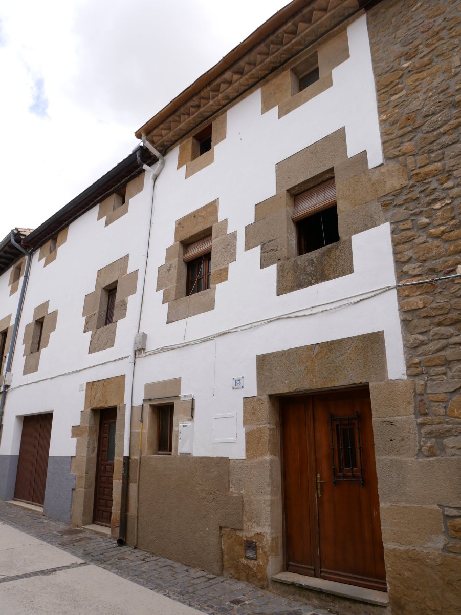 Eguzki kaleko etxea, Mañeru