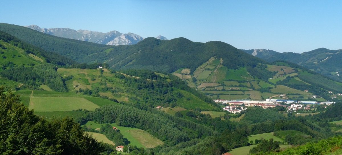 Axuste, Okabio eta Hirupagoeta, Leitza gainean.