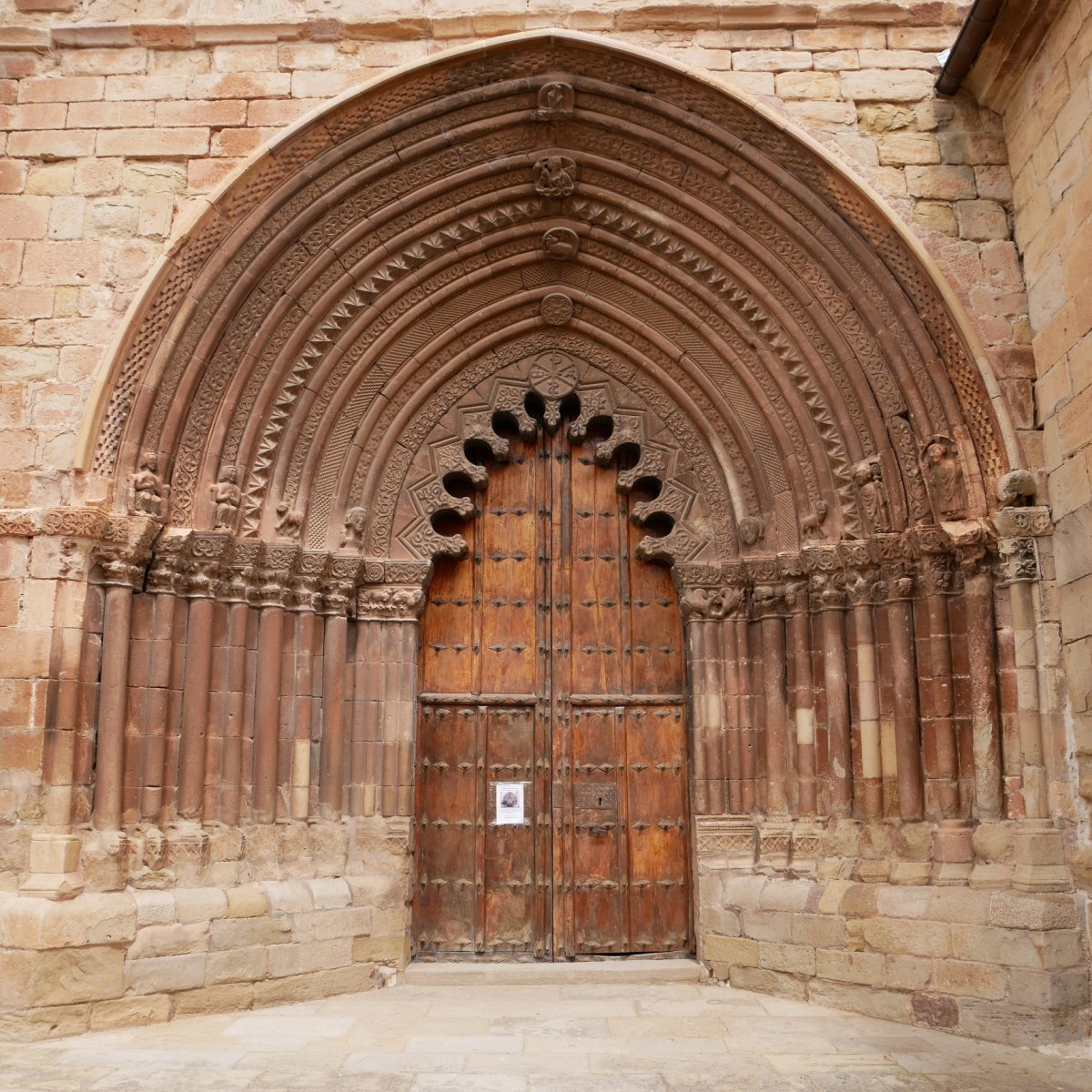 San Roman eliza, Zirauki