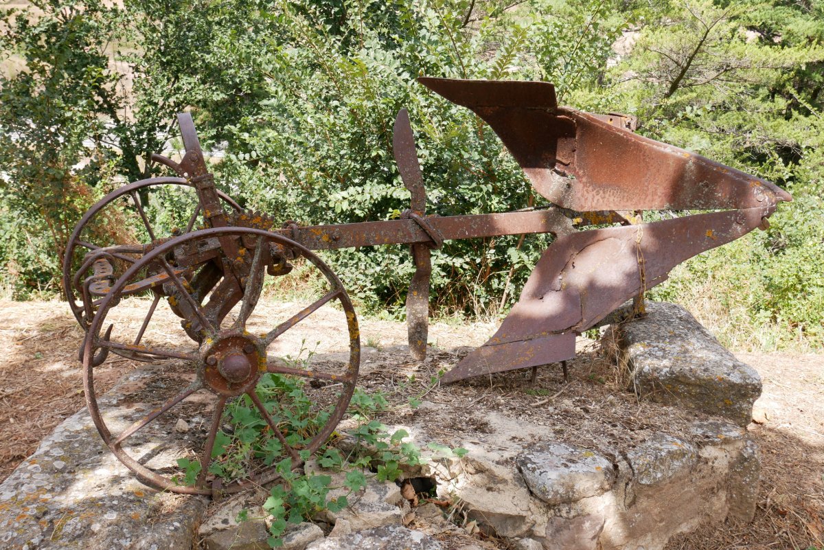 Burdinazko golde zaharra, orain apaingarri. Zirauki.