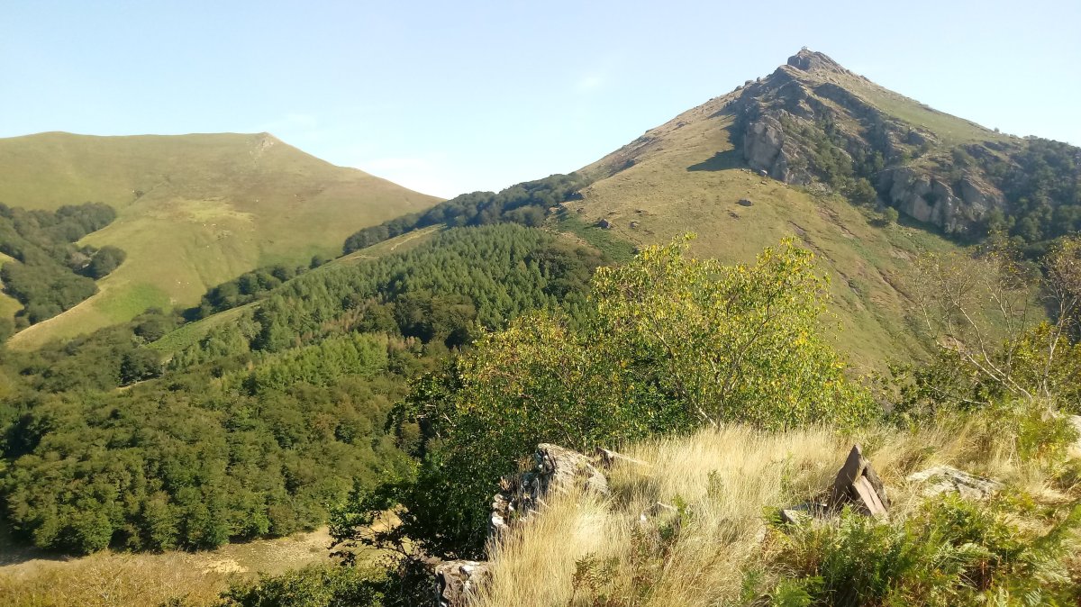 Ganbelar (802m) tontorra, atzean Mendieder (1071m) eta Mendaur (1131m)