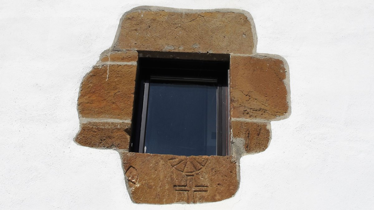 Arotzenea etxeko leihoa, Orokieta-Basaburua