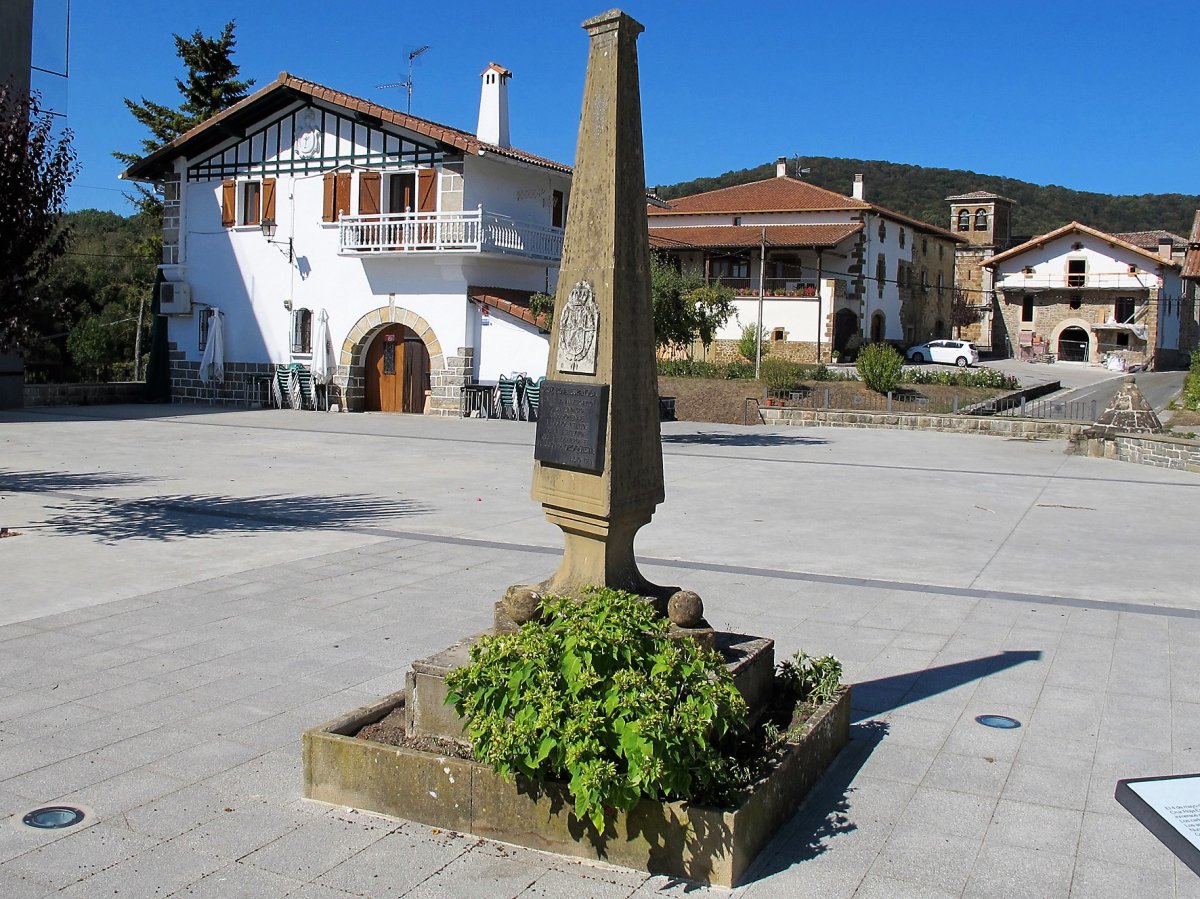 Gurutze Gorriari oroigarria, Orokieta-Basaburua