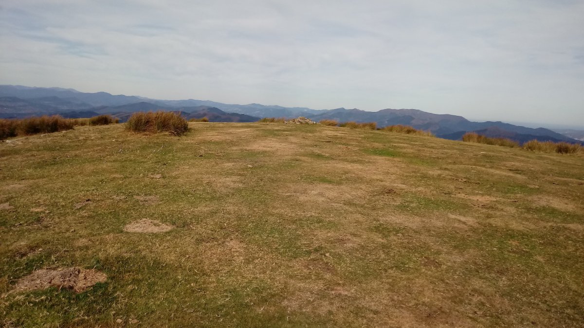 Araneko Harria (1017m) tontorra eta postontzia.jpg