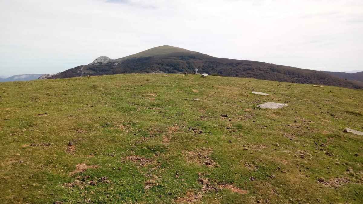 Usategieta (1187m) tontorra eta postontzia, atzean Gorbeia