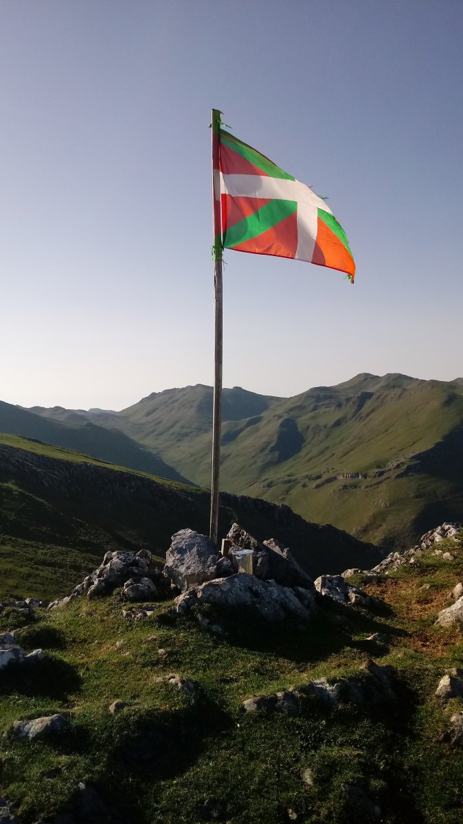 Artubi (1263m) tontorra, postontzia eta Ikurrina.jpg