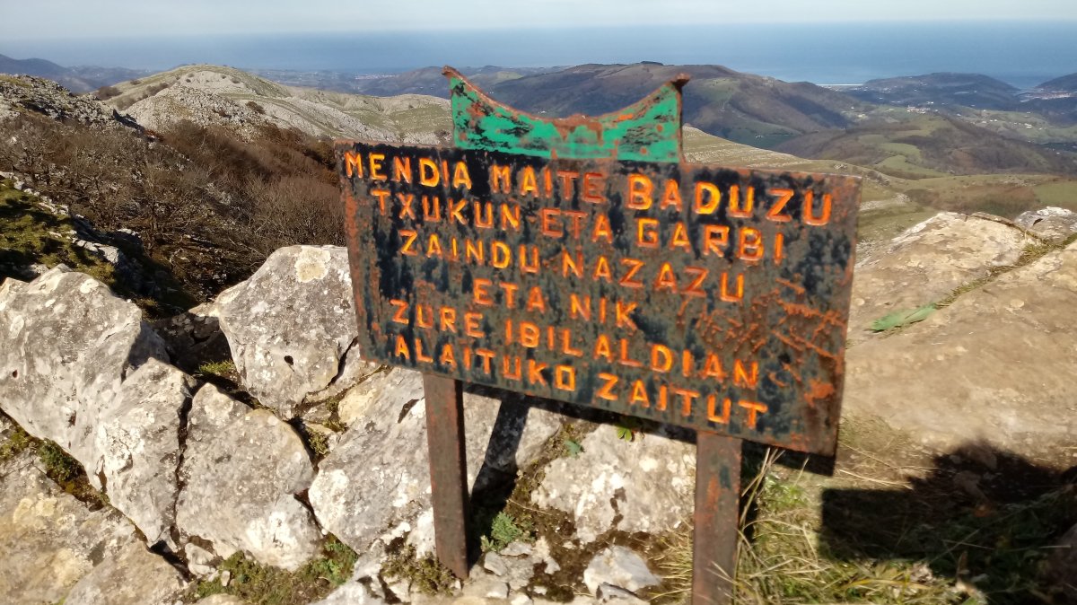 Hernio (1078m) gailurreko kartela 2