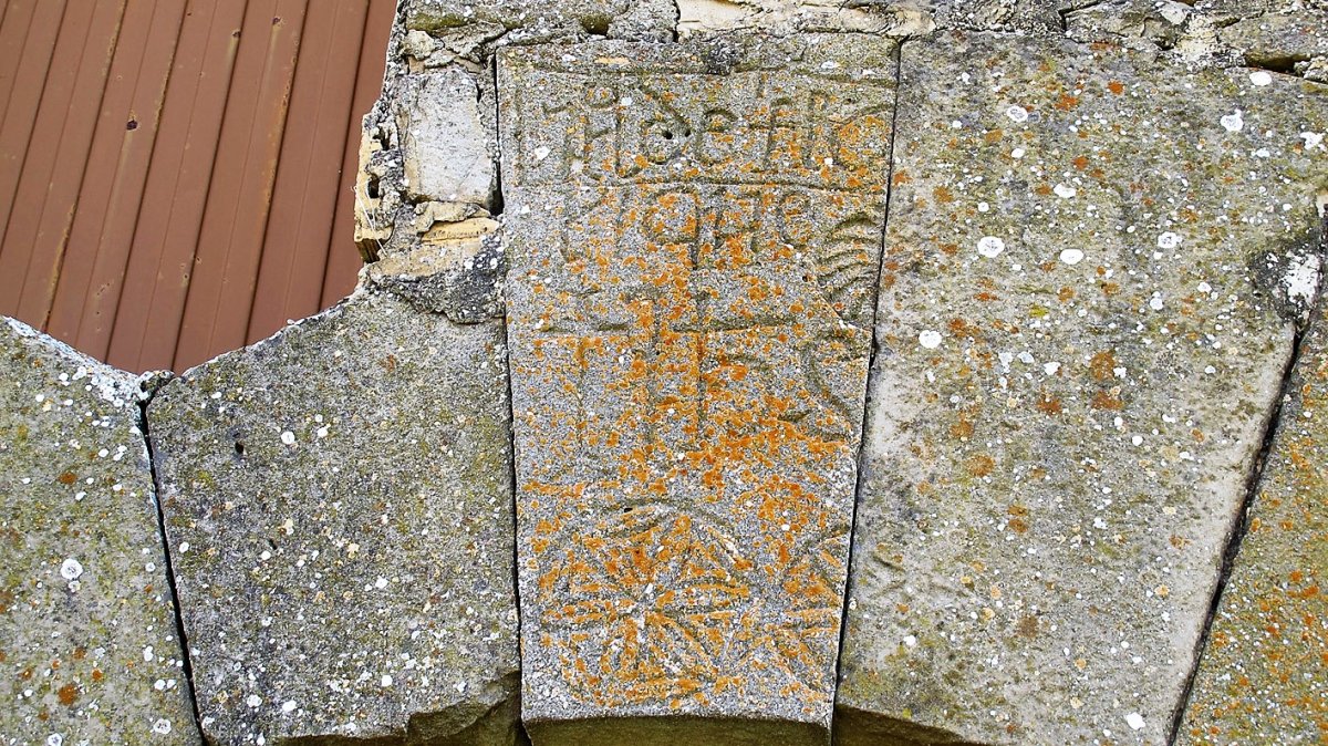 Etxe bateko atearen klabea, Bezkitz-Leotz