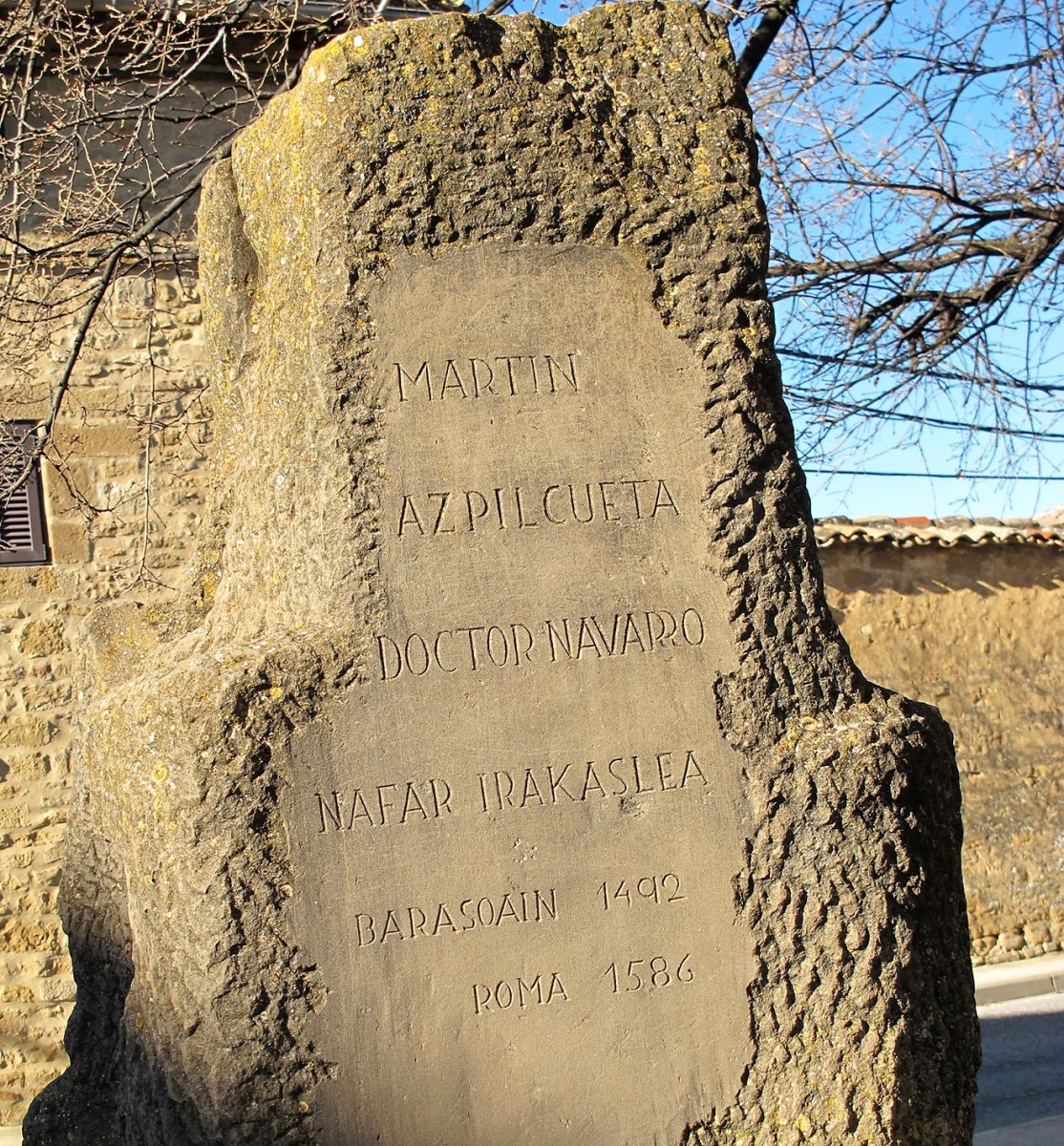 Azpilkueta jauregiko oroigarria, Barasoain