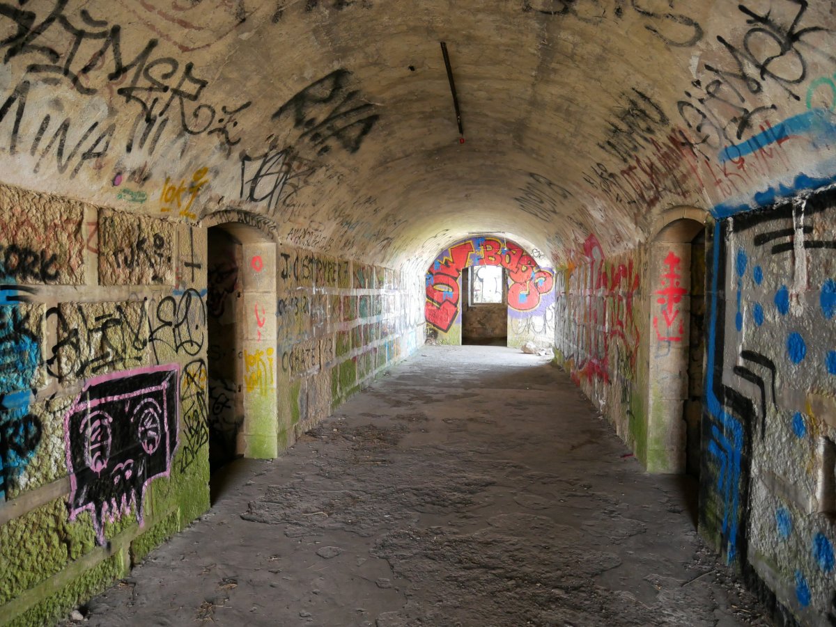 Grafitigileentzako entretenigarri bihurtuta dago gotorlekua