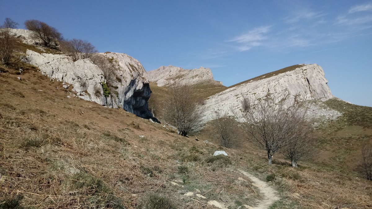 Dulau Atxa (1152m) atzean Miruen Haitza (1288m)