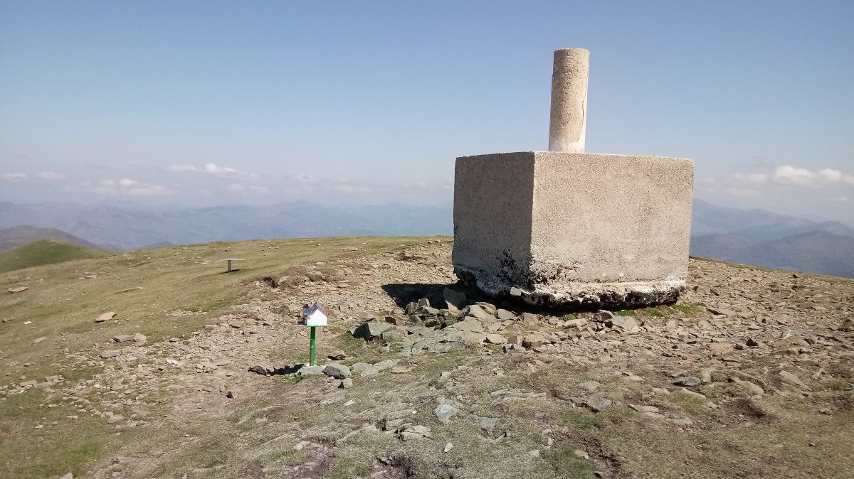 Saioa (1418m) erpin geodesikoa eta postontziak