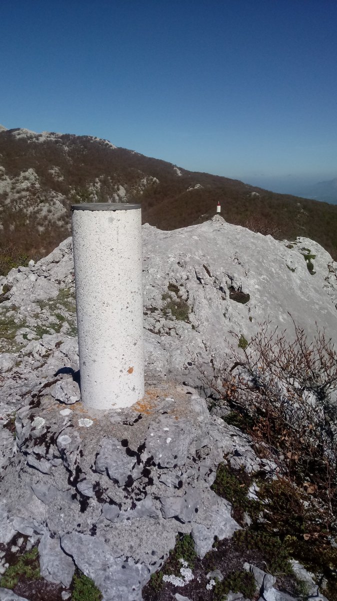 Burgalaitz (1280m) erpin geodesikoa eta postontzia