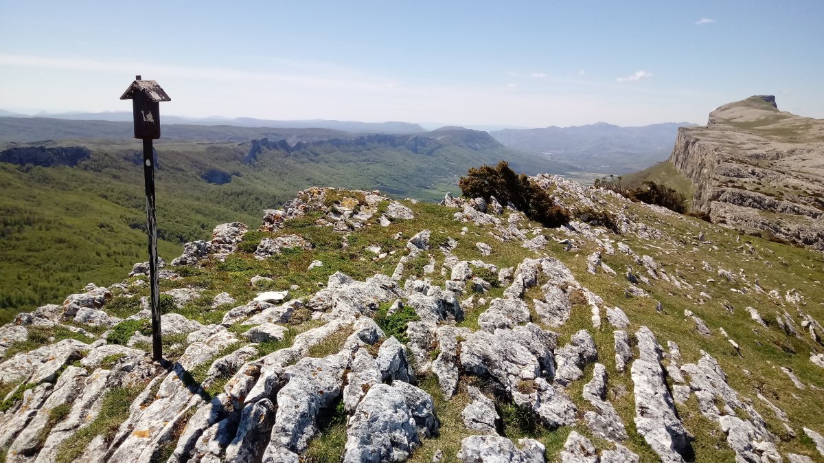 Lezizagoa (1350m) postontzia eta Beriain urrunean