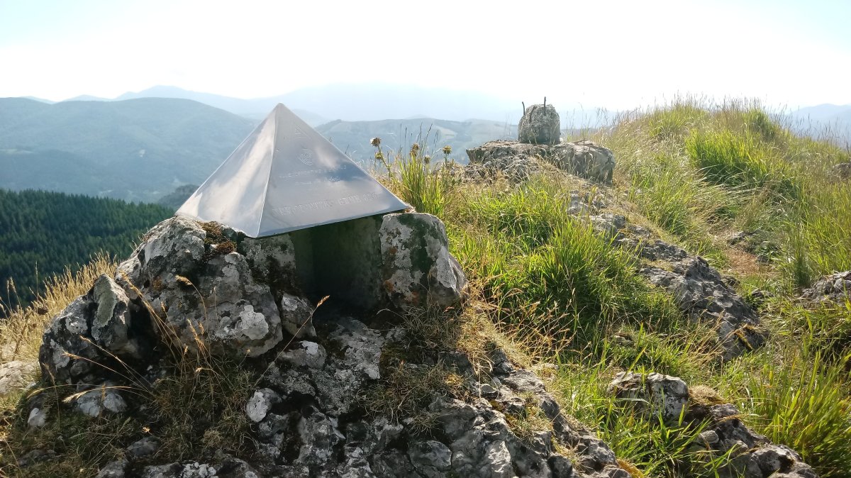 Arastortz (827m) postontzia eta erpin geodesikoa