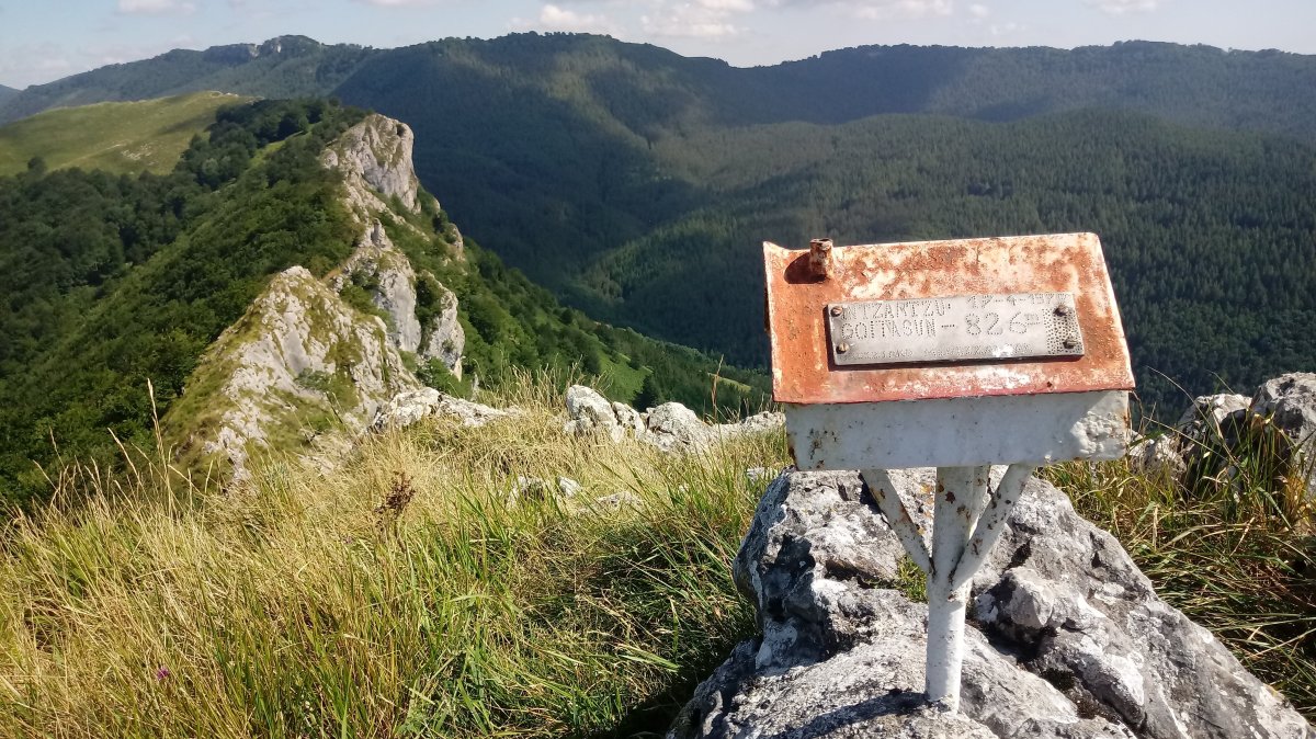 Intzartzu (811m) postontzia eta Arastortz (827m) aurrera begira