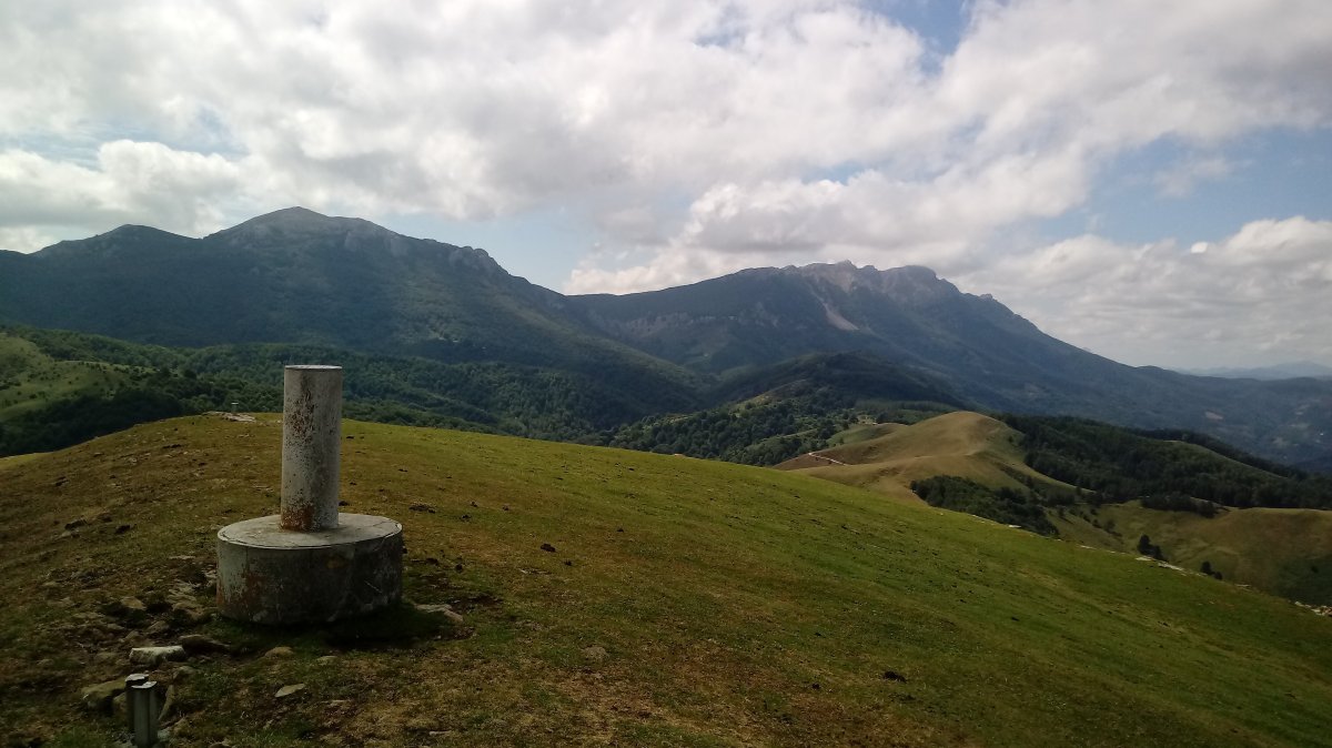 Txurrukopunta (991m) atzean Aratz eta Aizkorri