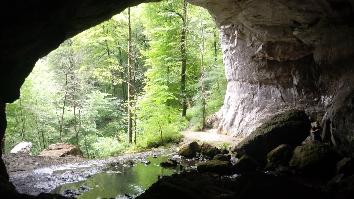 Lapiotze iturburu haitzuloa barnealdetik