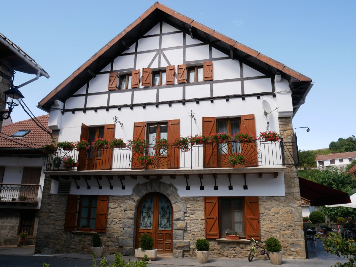 Sario ostatua, Jaurrieta