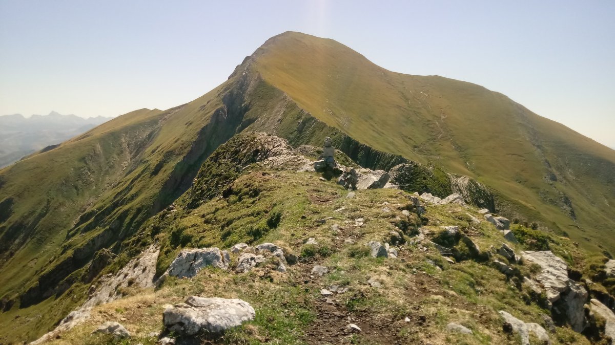Xaxpigaña (1768m) tontorra eta Orhi (2017m) atzean