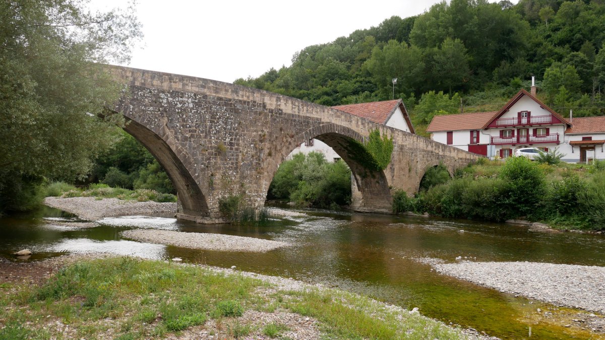 Zubi zaharra Irati ibaiaren gainean, Aribe