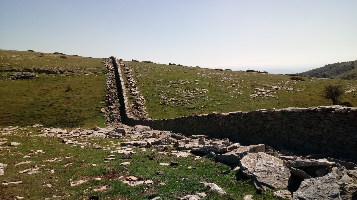 Malkaxko (1238m) gainaldeko harresi amaigabea